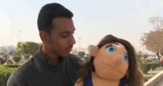 فيديو.. "بلاش معاكسات" رسالة وجهتها دمية للشباب داخل معرض الكتاب