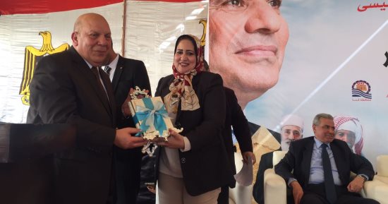 النائبة سحر صدقى تكرم عادل لبيب وتهدية مصحفا على ما قدمه للمحافظة