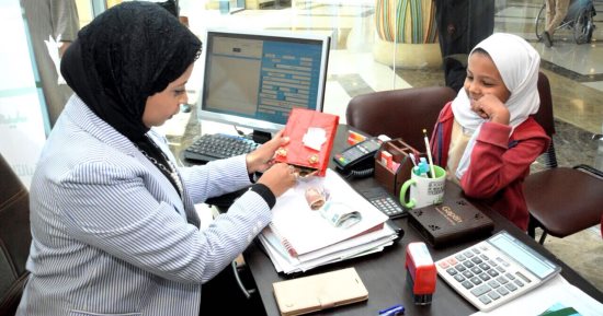 صور.. طفلة تشارك بحصالتها لدعم مرضى السرطان بالأقصر