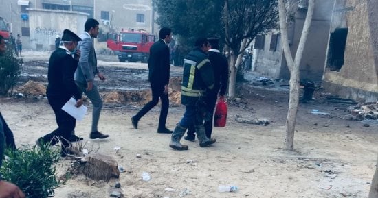 صور.. النيابة تعاين حادث حريق مخزن بويات السلام