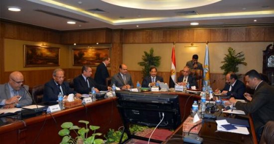 محافظ مطروح يستعرض المشروعات التنموية وكيفية التغلب على مشكلات توصيل المرافق