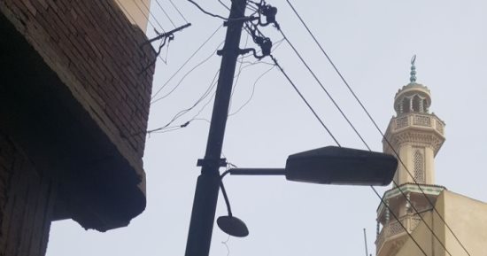 اضبط مخالفة.. عامود إنارة متهالك يثير الرعب بين الأهالى بالمنوفية