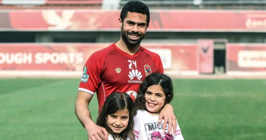 خديجة وملك ضيوف والدهما أحمد فتحى فى مران الأهلى