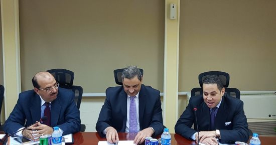 وزير قطاع الأعمال يبحث مع نائب رئيس بنك الاستثمار تسوية ديون القابضة للغزل