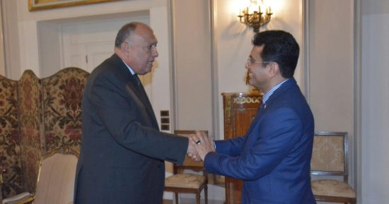 السفير اليمنى بالقاهرة يسلم سامح شكرى رسالة شكر وتقدير لمصر  