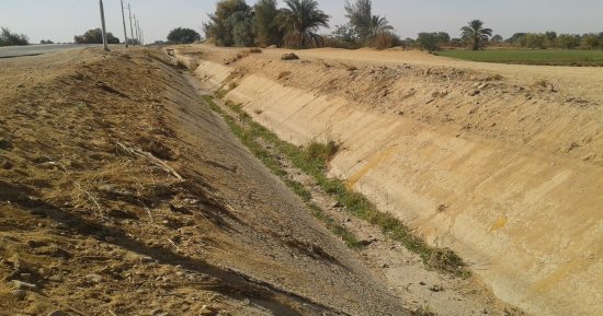 "وادي الصعايدة" بأسوان طريق متهالك يخدم 6 قرى.. وشباب الخريجين يشكون