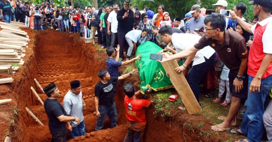 صور.. تشييع جثامين ضحايا تصادم حافلة بدراجة نارية فى إندونيسيا