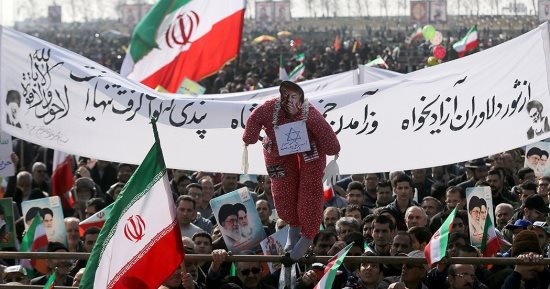 صور.. إيران تستفز واشنطن فى ذكرى ثورتها.. مسيرات ترفع شعارات "الموت لأمريكا وإسرائيل" تسخر من دمية "ترامب".. و"الحرس الثورى" يستعرض عضلاته بنصب صواريخ "باليستية".. وروحانى: واشنطن حاولت تدمير الاتفاق النووى