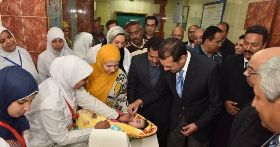 صور .. محافظ أسيوط يطعم 3 أطفال فى أول يوم لحملة التطعيم ضد شلل الأطفال