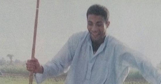 شاهد هداف الأهلى السابق فى قريته