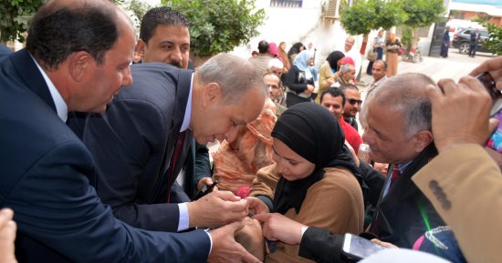 صور.. محافظ القليوبية يدشن حملة ضد مرض شلل الأطفال