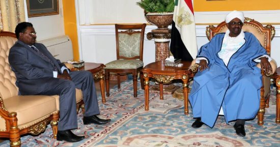 صلاح قوش يعود إلى تصميم السياسات الأمنية بالسودان.. البشير يكلفه برئاسة المخابرات بعد إقالة محمد عطا.. مدير الجهاز الجديد يحتفظ بعلاقات وثيقة مع أجهزة الاستخبارات الدولية.. وعاد للمنصب بعد 9 سنوات من الإبعاد