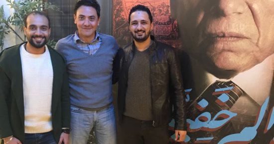 صور.. فتحى عبد الوهاب مع مؤلفى "عوالم خفية" فى كواليس المسلسل