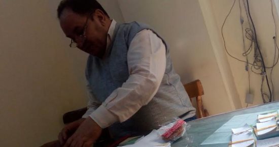 وكيل تموين الأقصر : تسليم 585 بطاقة تموينية جديدة للأهالى