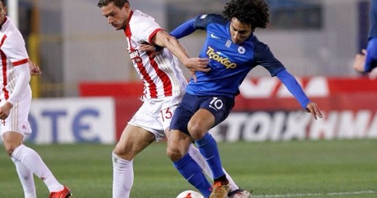 فيديو.. عمرو وردة يتعرض لهتافات عنصرية من جماهير أولمبياكوس