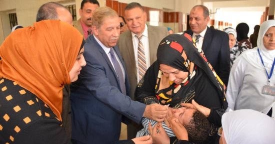 صور.. محافظ الإسماعيلية يطعم أول طفل بالحملة القومية للتطعيم ضد شلل الأطفال