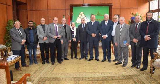 رئيس جامعة المنوفية يستقبل وفدا من نقابة الأطباء