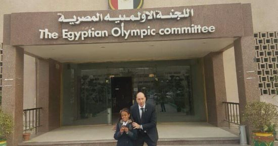 اللجنة الأولمبية تسجل الطفلة مروة "بائعة المناديل" فى اتحاد ألعاب القوى