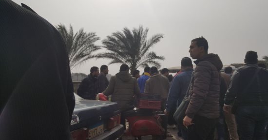 صور... توقف حركة المرور بسبب حادث تصادم سيارتين بمحور صفط اللبن