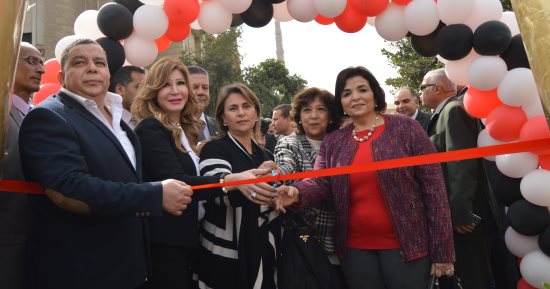رئيس جامعة عين شمس يفتتح المعرض الخيرى السنوى للملابس