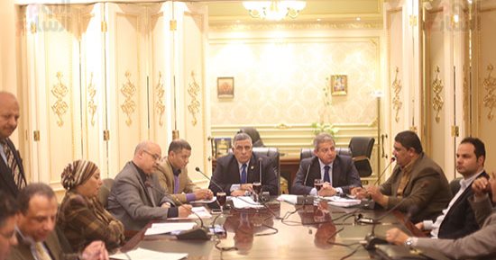  نواب يطالبون بتثبيت عمال مراكز الشباب.. و"قوى البرلمان" تشيد بأداءوزير الرياضة (صور)
