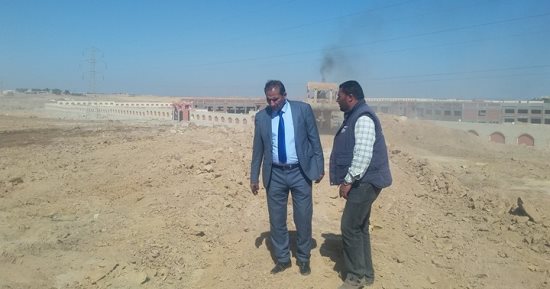 رئيس جامعة أسوان يتفقد الأعمال الإنشائية بصحارى 