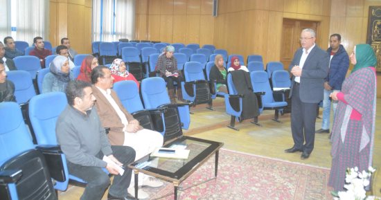 تدريب موظفين على لغة الإشارة للتواصل مع الصم وضعاف السمع بالمنيا