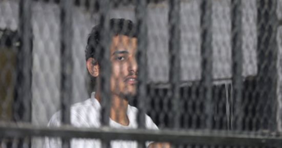 صور.. "الجنايات" تفض اليوم أحراز المتهمين بالتربح فى قضية "مواسير المياه"