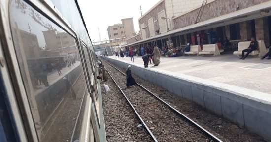 صور .. اضبط مخالفة..ركاب القطارات وكبار السن يعبرون شريط السكة بقنا
