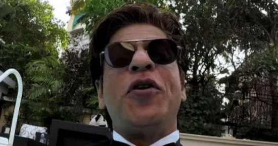 فيديو وصور.. شاروخان يحتفل بـ33 مليون مشترك على تويتر بطريقته الخاصة