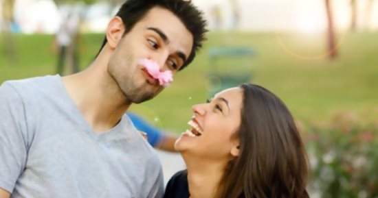 اضحك كركر اوعى تفكر.. الضغوط النفسية والحزن تضر بصحة القلب والعين