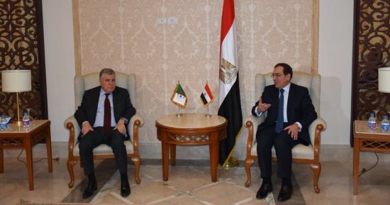 وزير البترول يبحث مع نظيره الجزائرى إمكانية إقامة شركة مشتركة بين الجانبين