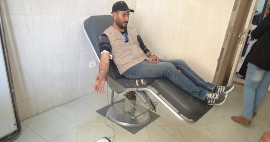صور.. مواطنون بالسويس يتبرعون بالدم لدعم القوات المسلحة فى سيناء