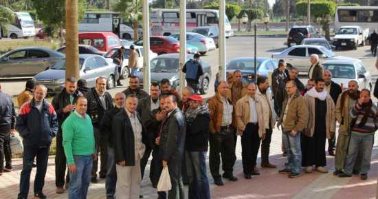 صور.. توافد عمال المصانع بالعاشر من رمضان لستجيل بياناتهم في لجان الوافدين