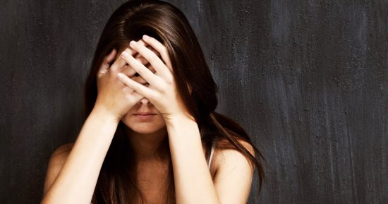 اعراض الاكتئاب وعوامل تؤثر فى نفسيتك