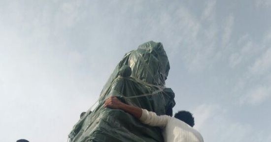 صور.. قطاع الفنون التشكيلية يضع تمثال عبد الوهاب فى ميدان باب الشعرية