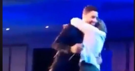 فيديو.. فتاة تحضن أحمد جمال وتقبل يده تثير الجدل على "فيس بوك"