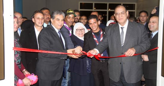 صور.. وزير البيئة يفتتح معرض صور "جزر البحر الأحمر خالية من البلاستيك"