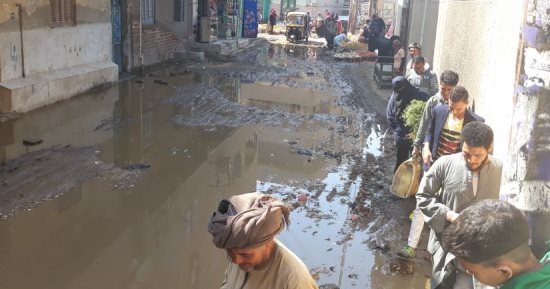 صور.. اضبط مخالفة.. غرق الشوارع بمياه الصرف بمنطقة الخولة فى قنا