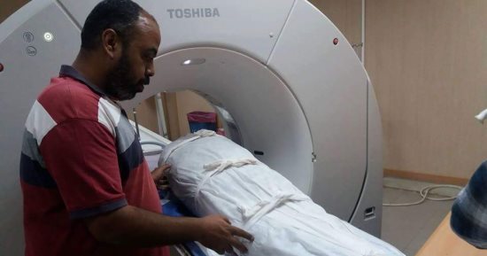 صور.. "الآثار" تجرى أشعة مقطعية على 6 مومياوات بمستشفى أسوان الجامعى