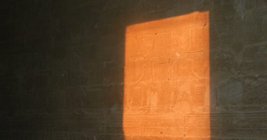 صور.. الشمس تتعامد على قدس أقداس معبد كلابشة بأسوان