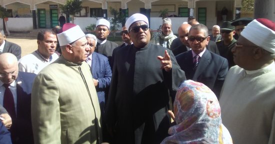 صور.. وكيل الأزهر يوجه بترميم معهد كفر الشيخ للفتيات والمحافظ يدعمه بالكتب