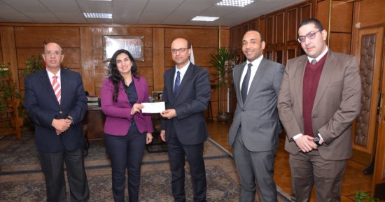 البنك المصرى لتنمية الصادرات بأسيوط يقدم 150 ألف جنيه تبرعاً لدعم المستشفيات