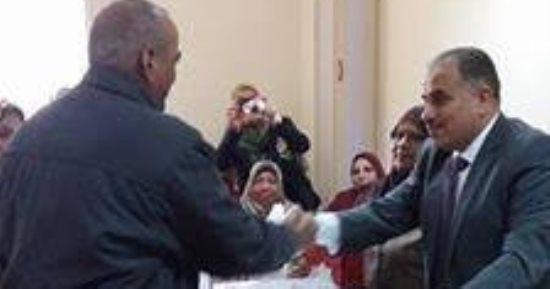 سكرتير عام محافظ الوادى الجديد يكرم المحالين لسن التقاعد بديوان عام المحافظة