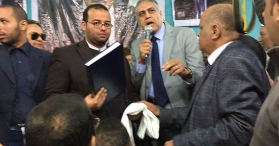 فيديو.. الكفن ينهى خصومة ثأرية بين أفراد عائلة أبو الدهب بقرية أولاد عزاز في سوهاج