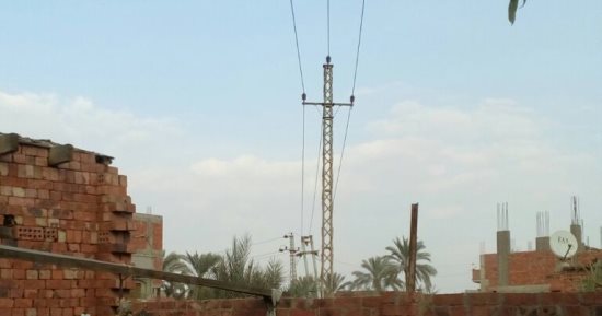 صور.. أسلاك الضغط العالى تمر فوق منازل أهالى قرية "البوها" بالدقهلية