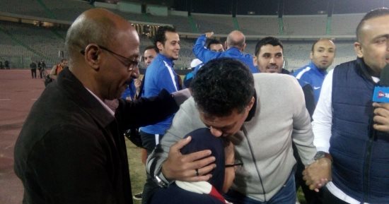 صور.. إيهاب جلال يقبل "يد ورأس" مشجع بعد الفوز على دجلة