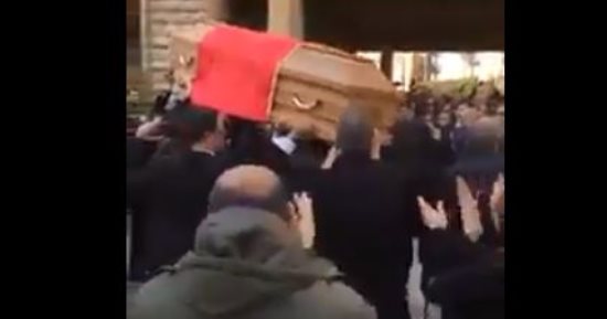 على طريقة صباح.. تداول مقطع فيديو لجنازة راقصة على دقات الطبول