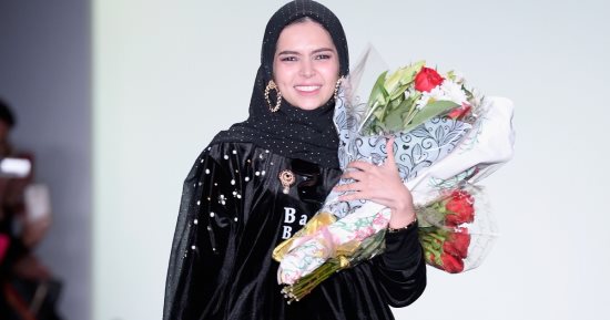الطابع الإسلامى يخطف الأنظار بمنصة عرض أسبوع الموضة فى نيويورك.. "العباية" تحقق اهتماما كبيرا بين عشاق الموضة بعد عرض الإندونيسية "فيفى زبيدى".. والمصممة قدمت MIX غير متوقع