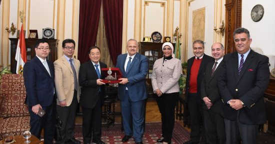 رئيس جامعة القاهرة يلتقى سفير الصين لبحث أوجه التعاون مع الجامعات الصينية